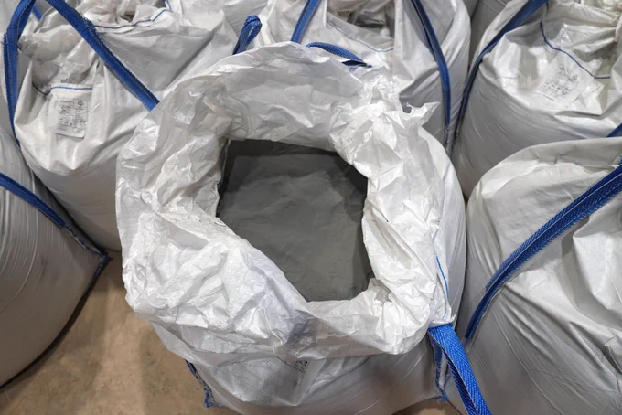 In den Säcken befindet sich Regolith-Simulat, ein graues Mondstaub-ähnliches Material, das in der LUNA-Halle ausgebracht wird. Damit soll die Mondoberfläche so realistisch wie möglich nachempfunden werden.

Nach einem ausgeklügelten System wurden die Säcke mit dem Regolith-Simulat so in der Halle verteilt, dass der Platz optimal genutzt wurde. Inzwischen ist die Bodenfläche fast vollständig mit den Bigbags belegt.

Credit: DLR/ESA