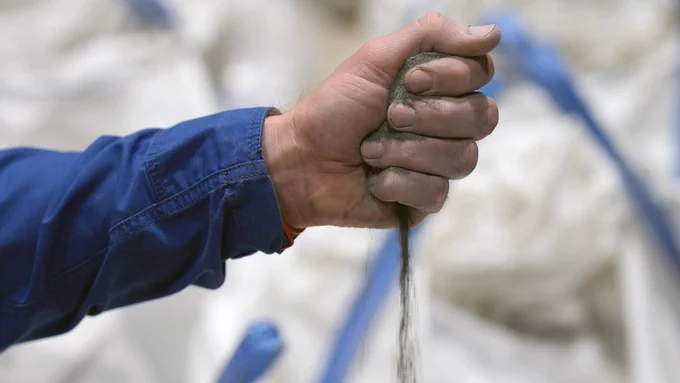So fein rieselt der „Mondstaub" durch die Hand.
Das Regolith-Simulat, das den Mondstaub nachahmt, besteht aus fein gemahlenem Basalt. Sobald die LUNA-Halle damit gefüllt ist, kann man sich dort nur noch im Schutzanzug bewegen.
Credit: DLR/ESA