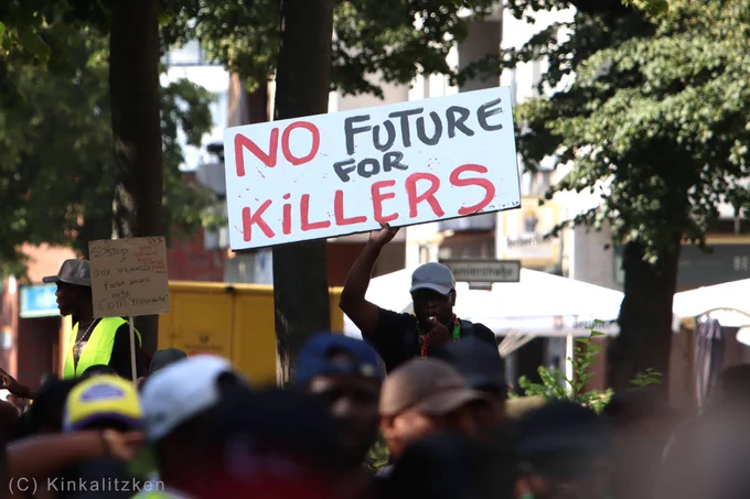 Schild: "No future for killers".