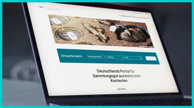 Aufgeklapptes Notebook mit der Startseite des Portals
