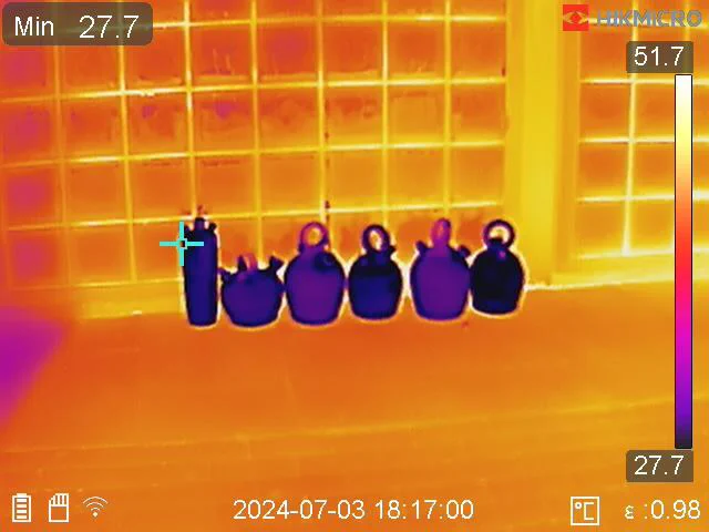 Botijos al sol en una foto térmica se muestran más azules, más frescos a 27 grados