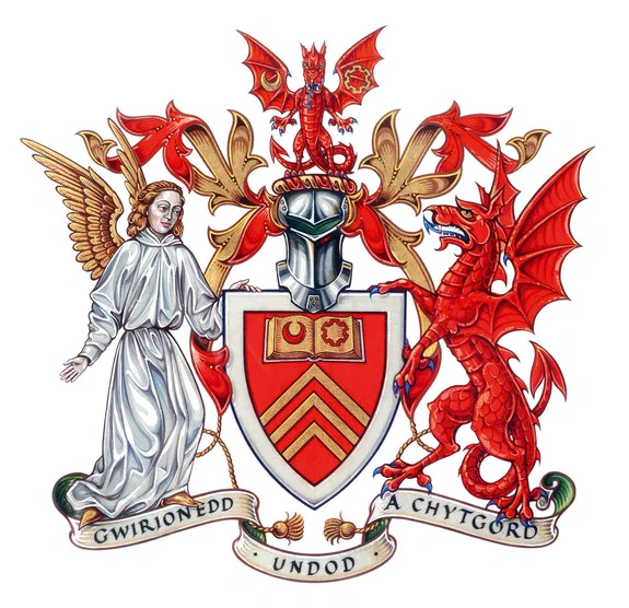 Arfbais Prifysgol Caerdydd, gan gynnwys un angel a dwy ddraig.