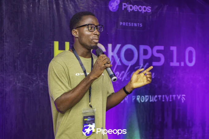 Bukola pitching medixDB to the audience.