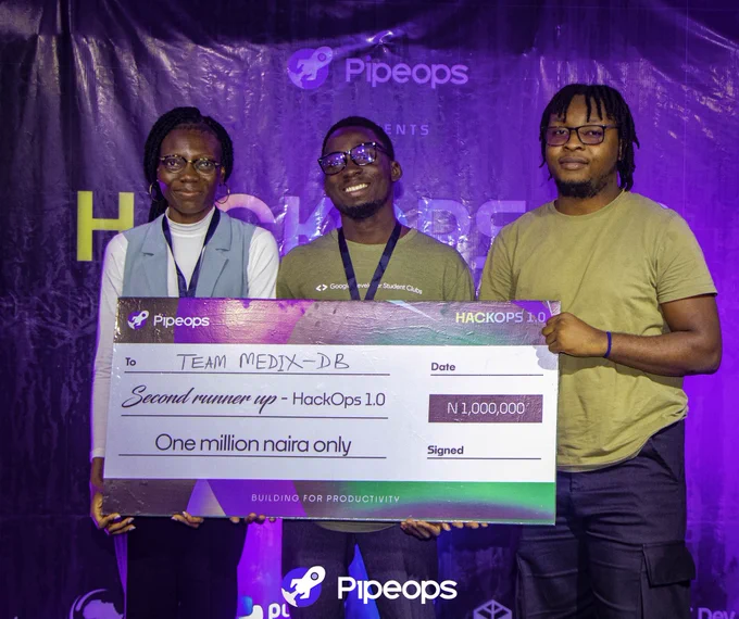 Bukola and Esther receiving the second runner up award of 1 million naira.