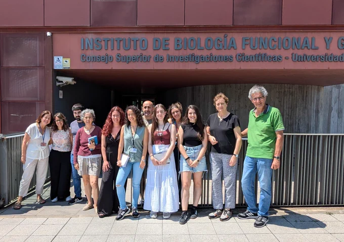 Foto en la entrada del IBFG de las alumnas que visitaron nuestro centro junto con todas las personas del centro que estuvieron con ellas durante la semana pasada.