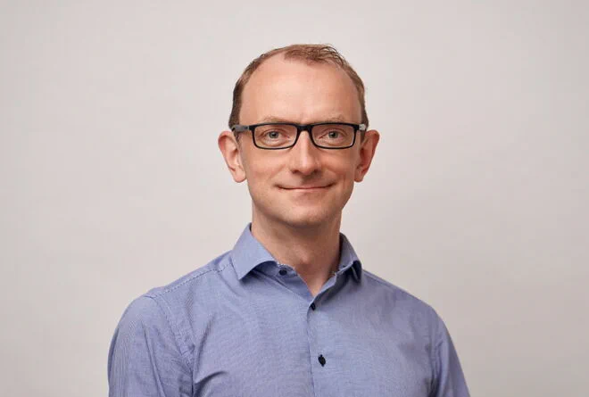 Portrait photo of the newly appointed professor of Technical Biochemistry at the University of Stuttgart, Hajo Kries.