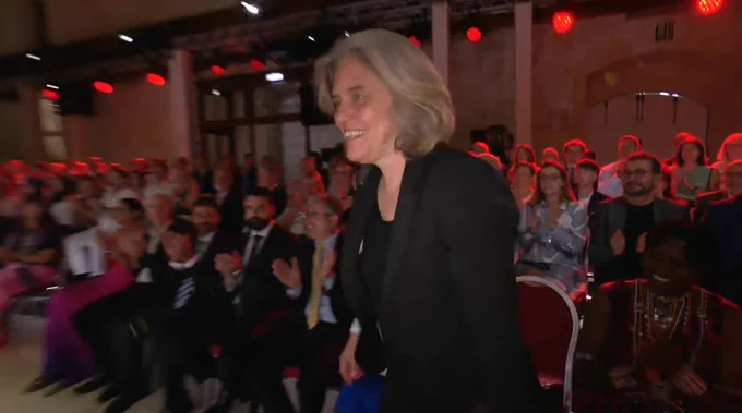 Capture d'écran de la cérémonie en direct. Cordelia Schmid appelée sur scène. Images : inventoraward.org.