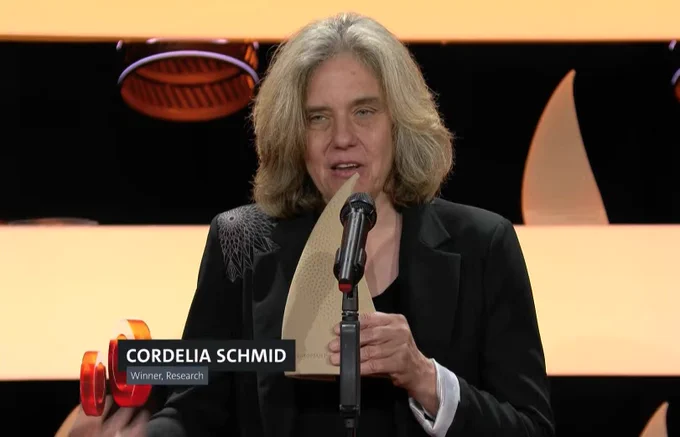 Capture d'écran de la cérémonie en direct. Cordeila Schmid sur scène. Images : inventoraward.org.