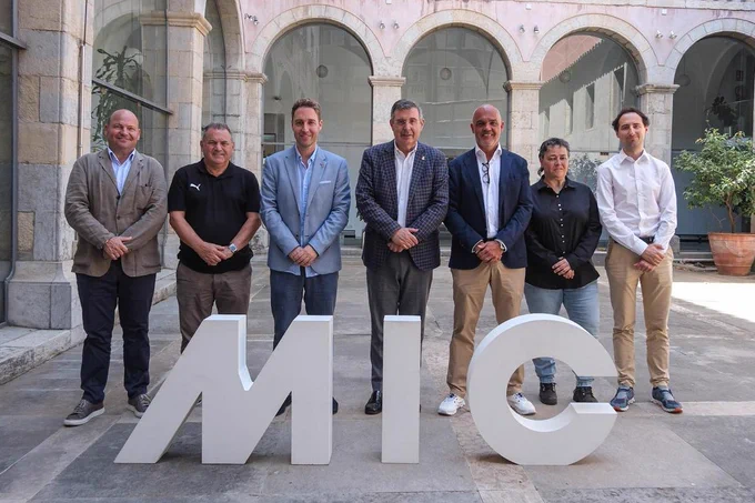 Foto de grup de totes les autoritats i organitzadors del MICFootball. 