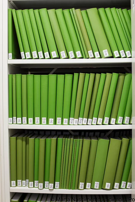Etagères où sont rangés les Congrès de l'AFSP dans les magasins de la Bibliothèque de Sciences Po. © Caroline Maufroid - Sciences Po