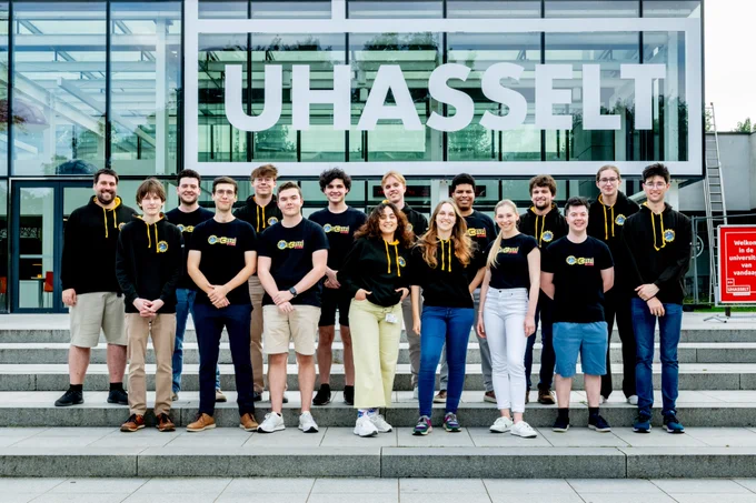 Groepsfoto van studententeam OSCAR op de trappen van het hoofdgebouw van UHasselt, campus Diepenbeek. 