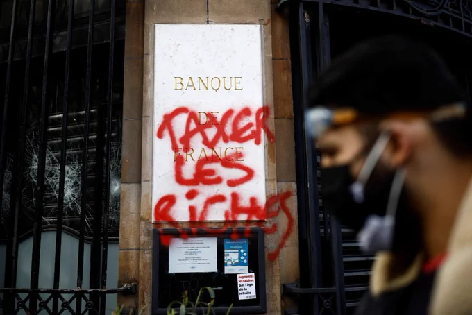 Tulisan "Tax the Rich" yang ditinggalkan demonstran di Bank of France saat gerakan mogok kerja dan demonstrasi menuntut reformasi uang pensiun pada tahun 2023 (Image via Stephane Mahe/REUTERS)