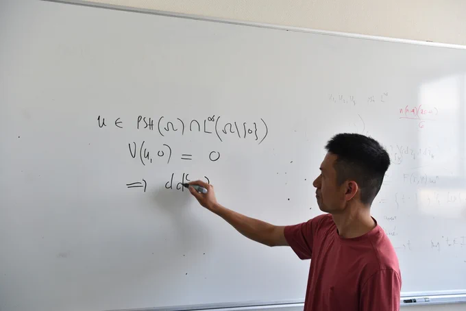 Photo de Hoang-Chinh Lu effectuant ses recherche au sein du Larema.