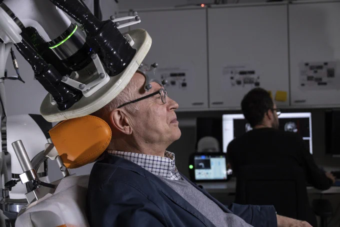 Risto Ilmoniemi and @vhosouza demonstrating the ConnectToBrain technology in the lab.