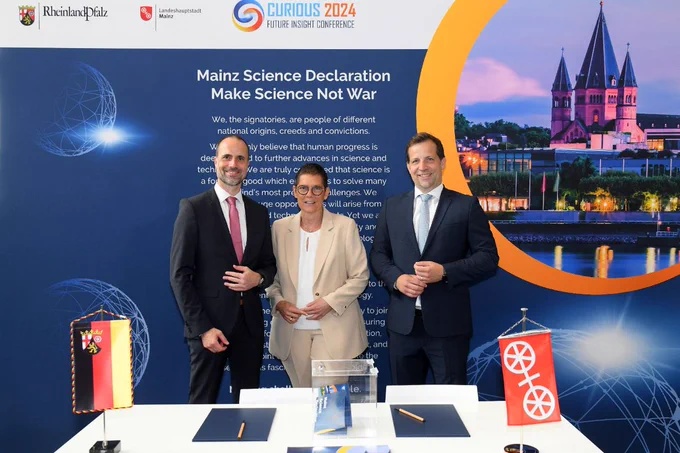 Wirtschaftsstaatssekretärin Petra Dick-Walther bei der gemeinsamen Eröffnung mit Wissenschaftsministerin Clemens Hoch und Oberbürgermeister Nino Haase. (Foto: MWG/Kristina Schäfer)