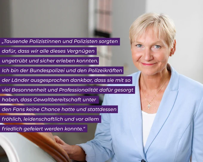 eine Frau lächelt in die Kamera
