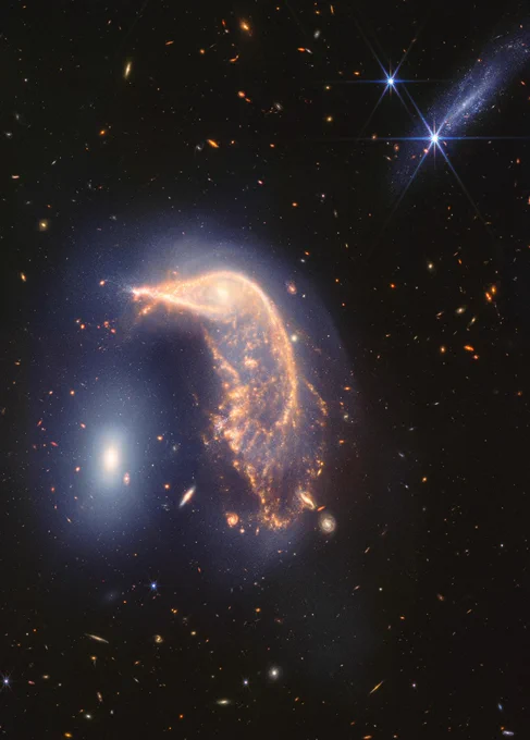 Two interacting galaxies known as Arp 142. At left is NGC 2937, nicknamed the Egg for its appearance. At right is NGC 2936, nicknamed the Penguin for its appearance. The latter’s beak-like region points toward and above the Egg.