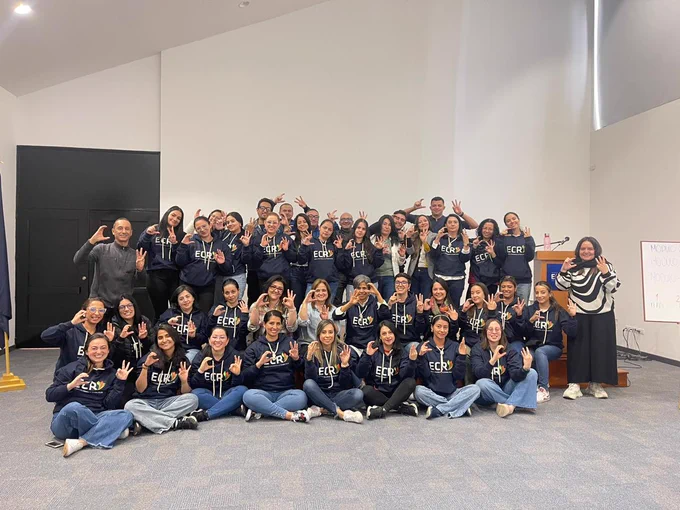 Un grupo de aproximadamente 40 personas, incluyendo docentes de la Escuela Colombiana de Rehabilitación y miembros de la Fundación Saldarriaga Concha, reunidos para una fotografía.