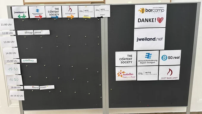 Leeres Sessionboard (wie ein Stundenplan mit Raumübersicht) und Sponsorenübersicht