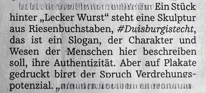Textauszug des Artikels als Screenshot. „Ein Stück hinter „Lecker Wurst" steht eine Skulptur aus Riesenbuchstaben, #Duisburgistecht, das ist ein Slogan, der Charakter und Wesen der Menschen hier beschreiben soll, ihre Authentizität. Aber auf Plakate gedruckt biret der Spruch Verdrehungspotenzial.“