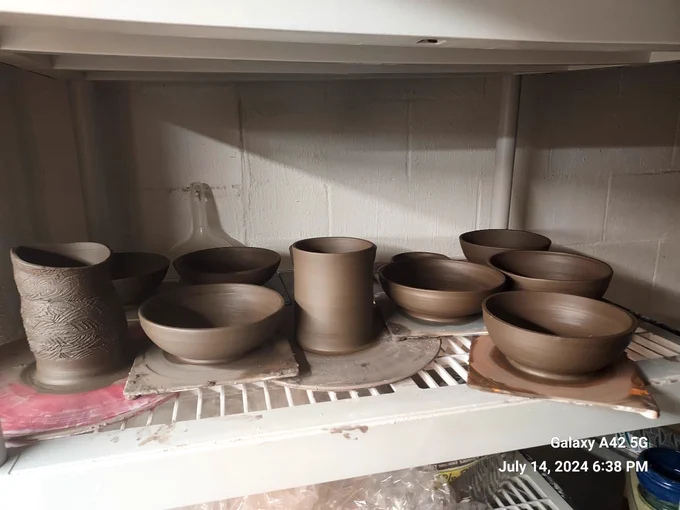 7 clay vessels on throwing bats, fit onto a single shelf.