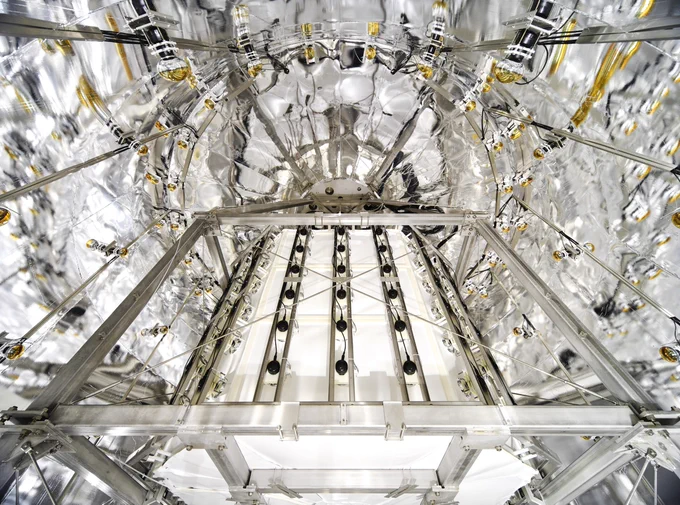 Malgré sa petite masse (5,9t), le détecteur XENONnT installé au Laboratoire souterrain de Gran Sasso en Italie a vu des neutrinos solaires. Crédit Collaboration XENON