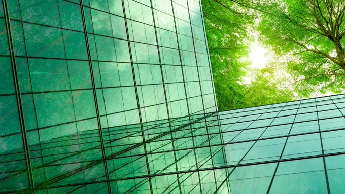Fotografía de un edificio sostenible, abierto a la naturaleza