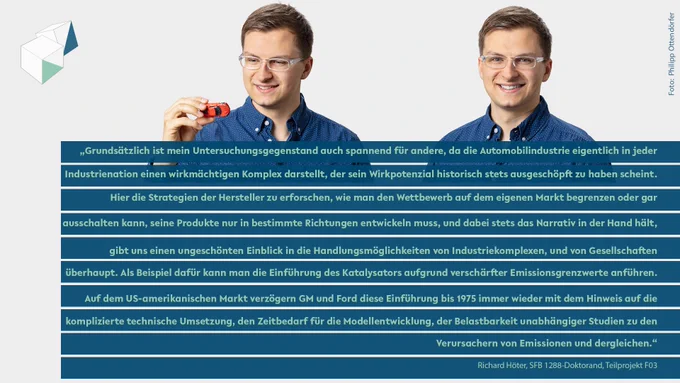 Richard Höter: "Grundsätzlich ist das auch spannend für andere, da die Automobilindustrie eigentlich in jeder Industrienation einen wirkmächtigen Komplex darstellt, der sein Wirkpotenzial historisch stets ausgeschöpft zu haben scheint. Hier die Strategien der Hersteller zu erforschen, wie man den Wettbewerb auf dem eigenen Markt begrenzen oder gar ausschalten kann, seine Produkte nur in bestimmte Richtungen entwickeln muss, & dabei stets das Narrativ in der Hand hält, gibt einen ungeschönten Einblick in die Handlungsmöglichkeiten von Industriekomplexen, & von Gesellschaften überhaupt. Als Beispiel dafür kann man die Einführung des Katalysators aufgrund verschärfter Emissionsgrenzwerte anführen. Auf dem US-amerikanischen Markt verzögern GM & Ford die Einführung bis 1975 immer wieder mit dem Hinweis auf die komplizierte technische Umsetzung, den Zeitbedarf für die Modellentwicklung, der Belastbarkeit unabhängiger Studien zu den Verursachern von Emissionen etc."
Gestaltung: Stephan Kreher