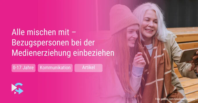 Oma und Enkelin machen zusammen ein Selfie. Alle mischen mit: Bezugspersonen bei der Medienerziehung mit einbeziehen. 0 bis 17 Jahre, Kommunikation, Artikel.