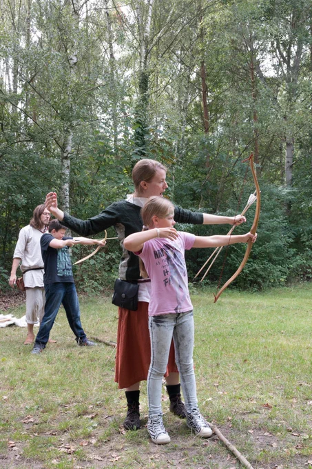 Kinder können in den Sommerferien im Museumsdorf Düppel Bogenschießen üben. ©Stadtmuseum Berlin 