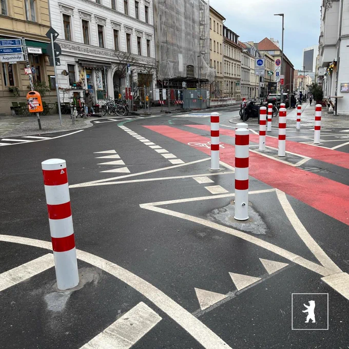 Mit Pollern abgesperrte Kreuzung Tucholskystraße/Auguststraße in Berlin-Mitte.