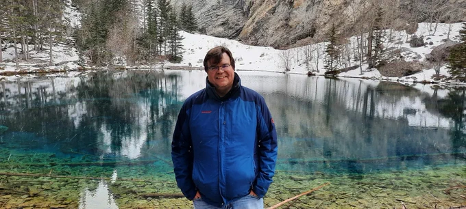 Prof. Florian Kerschbaum standing in front of the Grassi Lake (Alberta)