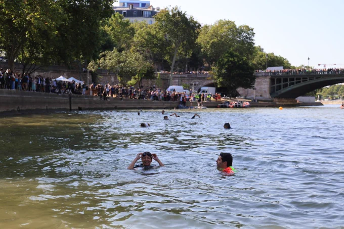 Anne Hidalgo dans la Seine