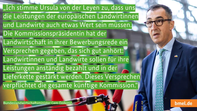 Cem Özdemir vor Flaggen in Brüssel. Mit Zitat auf einer Texttafel.