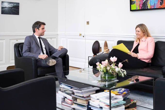 Photographie du Premier ministre, Gabriel Attal, assis en train d’échanger de façon informelle avec Yaël Braun-Pivet, présidente de l’Assemblée nationale.