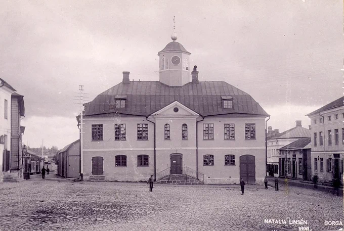Porvoon raatihuoneen tori vuonna 1898. Porvoon museo/Natalia Línsen