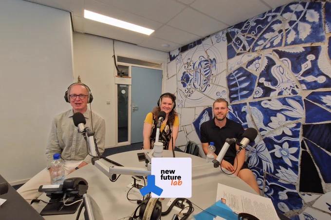 Kristel Thieme (aanjager van New Future Lab), Bas Link (vrijwilliger bij Stichting Stunt) en Diederik Weve (bestuurslid bij 015 Duurzaam) te gast bij Omroep Delft over het WIJcafé. 