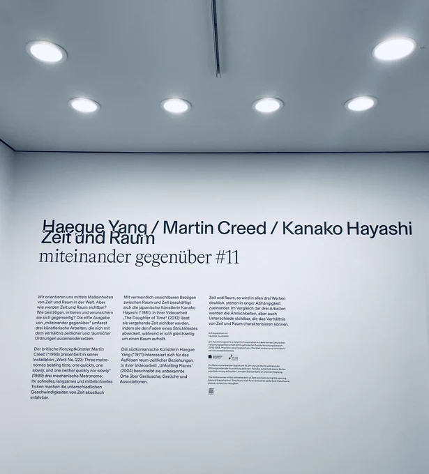 Wandtext des "miteinander gegenüber #11", bei dem sich Werke von Haegue Yang, Martin Creed und Kanako Hayashi zum Thema "Zeit und Raum" begegnen.
Foto: Marina Böddeker
