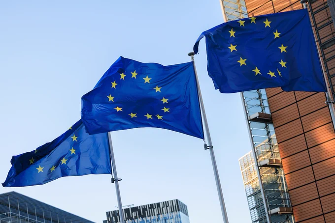 Europäische Flaggen vor dem Berlaymont-Gebäude, Hauptsitz der Europäischen Kommission in Brüssel. (© Christophe Licoppe / shutterstock)