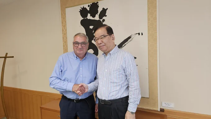 Der Vorsitzende der RLS @LeftHeinz hat gestern gemeinsam mit Canan Kus (RLS China) den Vorsitzenden des Zentralkommitees der Kommunistischen Partei Japans @shiikazuo getroffen. Es war ein intensiver Austausch über Linke Kräfte in Ostasien, Frieden und die neue multipolare Weltordnung.