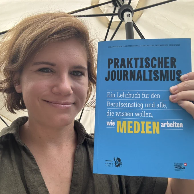Ich halte das Buch erfreut in der Hand