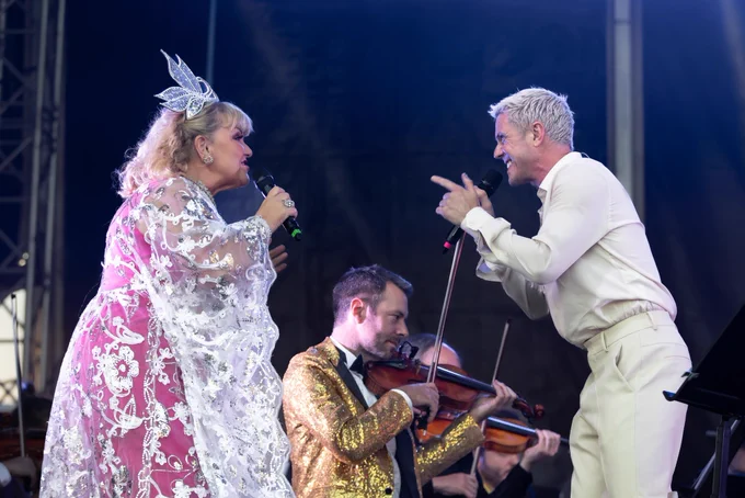 Alison Jiear and Jake Shears duetting. 📸 Bryan Fowler