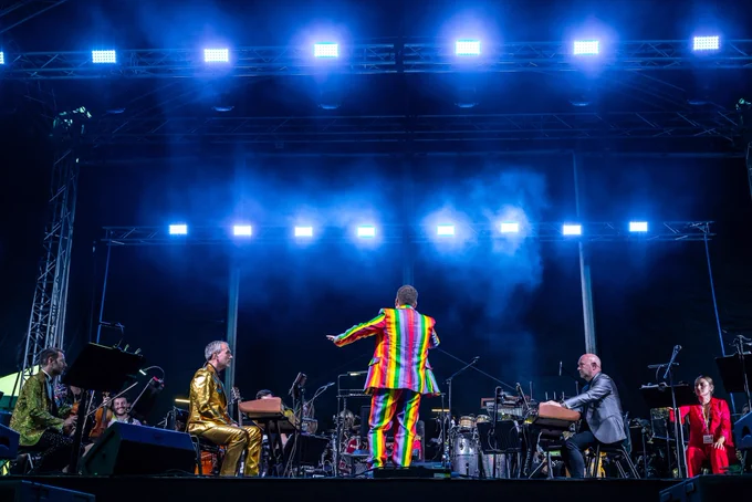 Conductor guiding orchestra . 📸 Bryan Fowler
