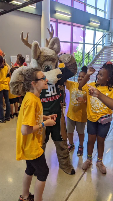 Remember that time the @nbagleague mascots Gus T. Bull (@windycitybulls), Pointer (@wisconsinherd)  and Da Bull (@austin_spurs) showed up randomly and surprised a filed trip!?