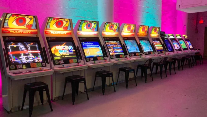 Arcade cabinets from Psychic Drive, featuring games like Tetris the Grandmaster 3, Capcom vs. SNK 2, and Windjammers.
