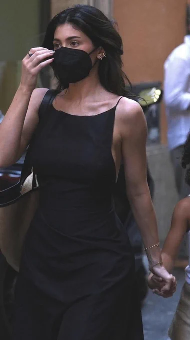 Picture of Kylie Jenner outside with a black respirator