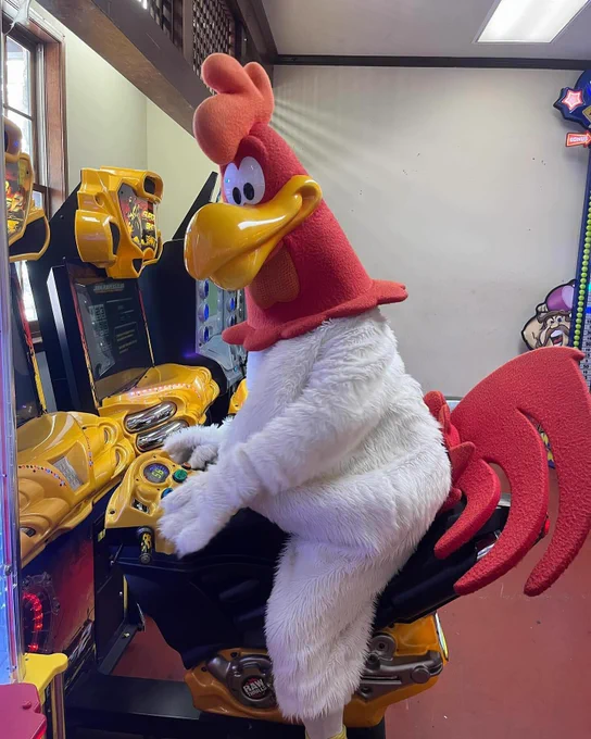 On a more serious note, I love all the energy the cast puts into the Looney Tunes characters whenever I go to the park. I always get a good laugh and feel like I’m actually interacting with the character and not just a random human under the costume! 😁 #sixflags #sixflagsgreatadventure #looneytunes #foghornleghorn #porkypig #charactercostumes #themeparks #themepark #rollercoaster #rollercoastersofinstagram #funnj #explorenj #summervibes
