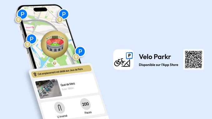 L'image montre un aperçu de l'application mobile appelée "Velo Parkr". 

Au centre, on voit un smartphone affichant une carte avec plusieurs icônes de stationnement "P" en bleu, avec une icône de médaille dorée. Au milieu de l'écran, un grand cercle doré met en évidence un stade sur la carte.

En dessous de la carte, il y a une fenêtre d'information indiquant "Cet emplacement est dédié aux Jeux de Paris".
Elle montre également une photo de vélos stationnés et des détails sur un emplacement "Quai de Metz" à 5 minutes et 860m de distance, avec 200 places disponibles.

À droite de l'écran du téléphone, on peut voir le logo de l'application "Velo Parkr" avec le texte "Disponible sur l'App Store" en dessous

 Un code QR est également visible dans le coin inférieur droit de l'image.
L'ensemble est présenté sur un fond bleu clair.

L'application est disponible via https://veloparkr.app/