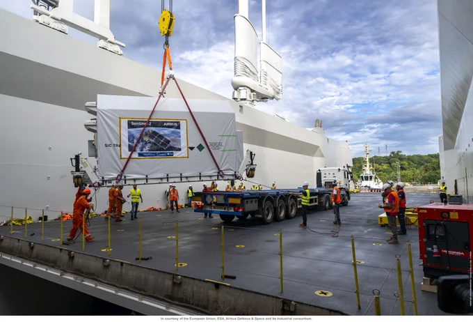 Der Sentinel-2C Satellit wird vom Schiff auf einen Laster verladen.