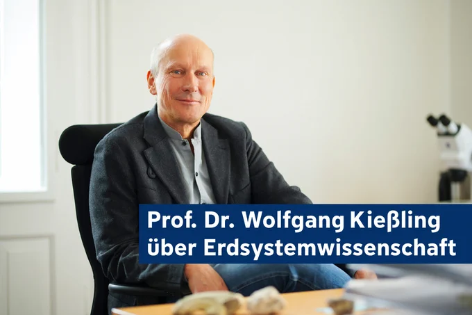 Mann sitzend vor Schreibtisch